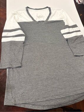 Women Gray & White V-Neck Baseball Tee size medium new 3/4 sleeves